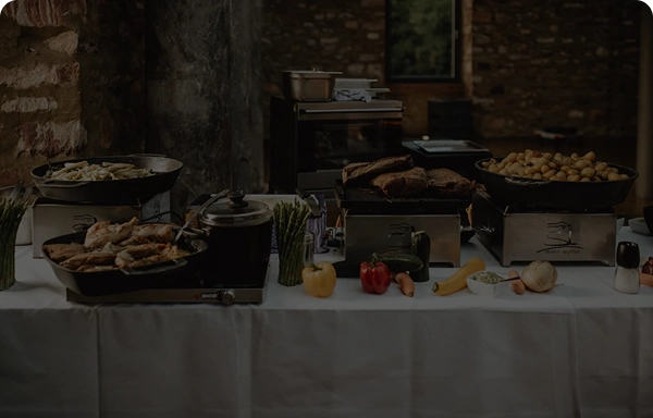Bufet z tradycyjnymi daniami kuchni polskiej przygotowany na wydarzenie