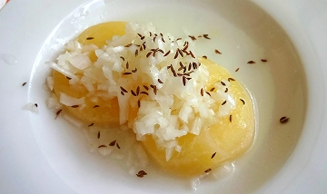 Zimne przekąski kuchni polskiej podane na eleganckim talerzu