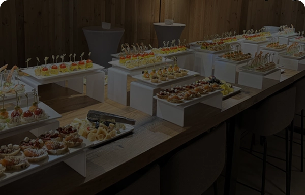 Catering dla klientów korporacyjnych z elegancko podanymi przekąskami