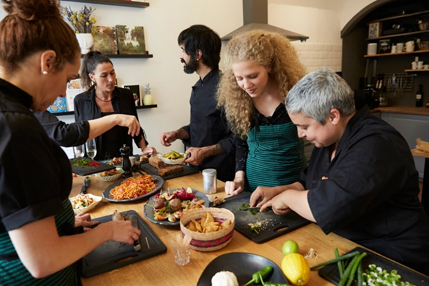 Rodzinne spotkanie przy stole w restauracji z kuchnią polską