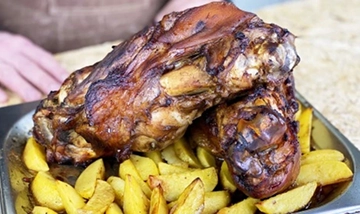 Gorące przekąski kuchni polskiej serwowane z ziemniakami