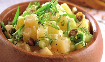 Tradycyjna zupa kuchni polskiej z warzywami i ziołami