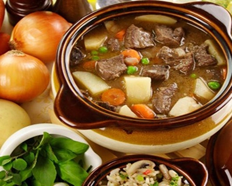 Tradycyjna polska zupa przygotowana według regionalnej receptury